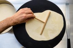Apprentissage de la technique du râteau pour étaler une crêpe sur une billig.