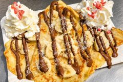 Crêpe banane Nutella avec chantilly servie à Paris