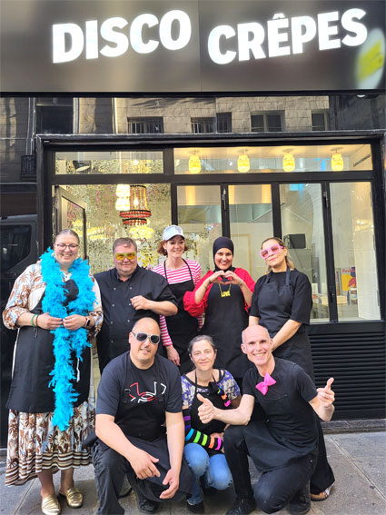 L'équipe Disco Crêpes devant la crêperie du Marais à Paris