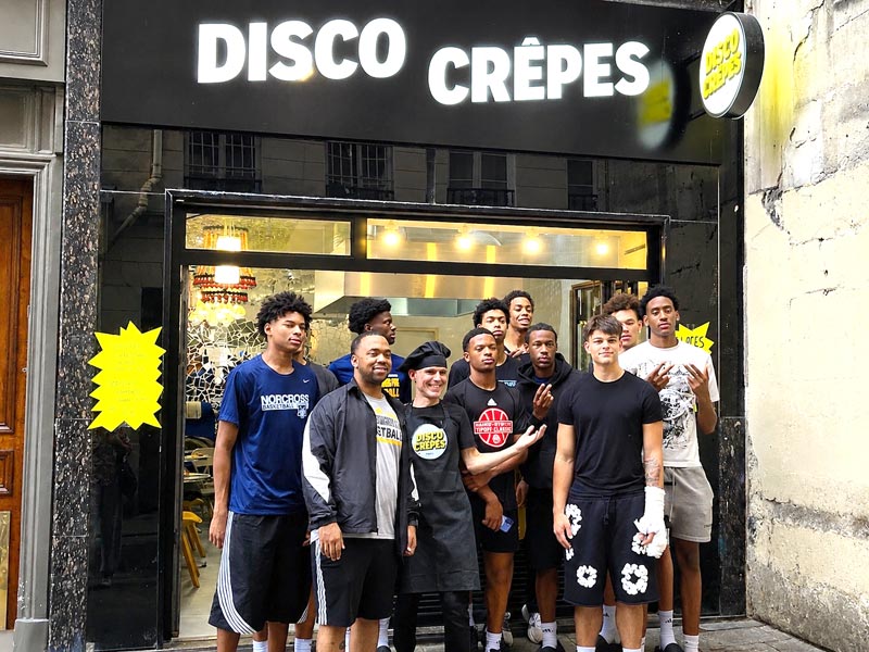 Group of students booking a crepe making class at Disco Crêpes in Paris.