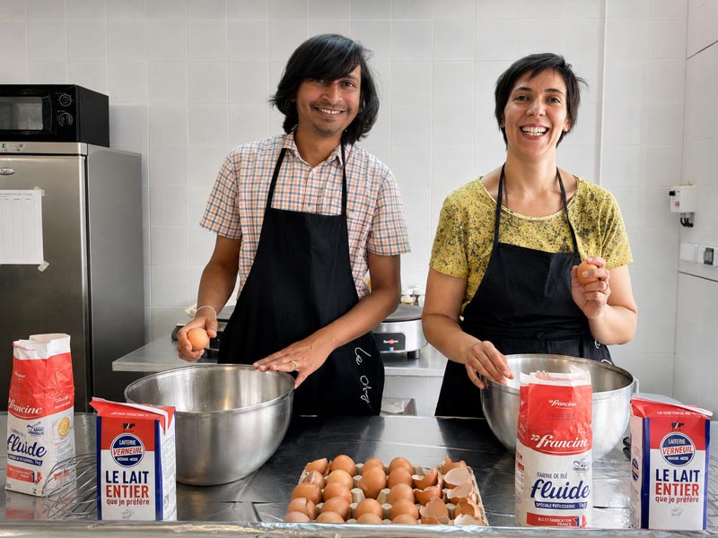 Couple participant à un cours de crêpes à Paris chez Disco Crêpes