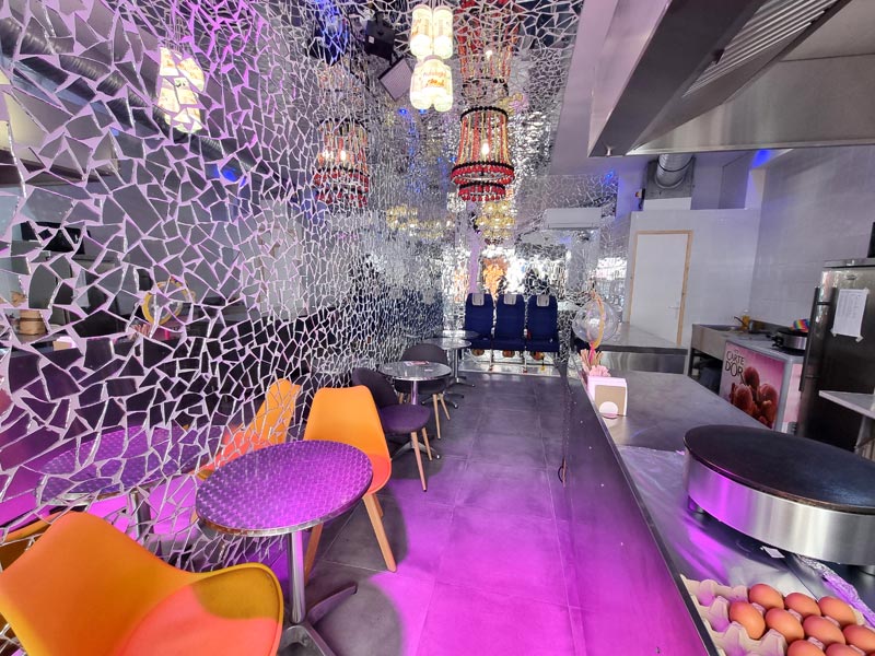 Restaurant à privatiser dans le Marais à Paris avec décoration originale et cuisine ouverte.
