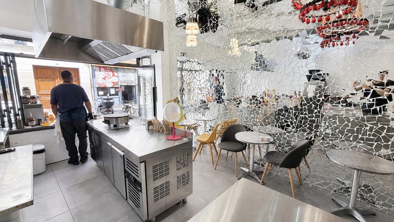 Fully equipped restaurant with professional kitchen available to hire in Paris